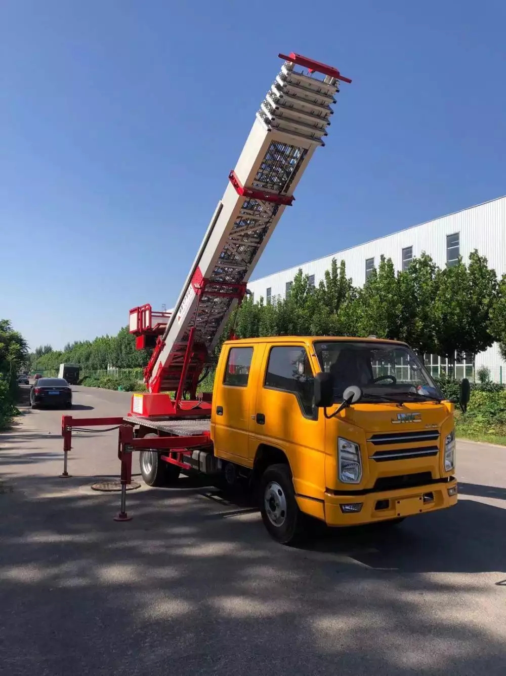 临朐附近的云梯车出租服务：轻松解决高空作业需求